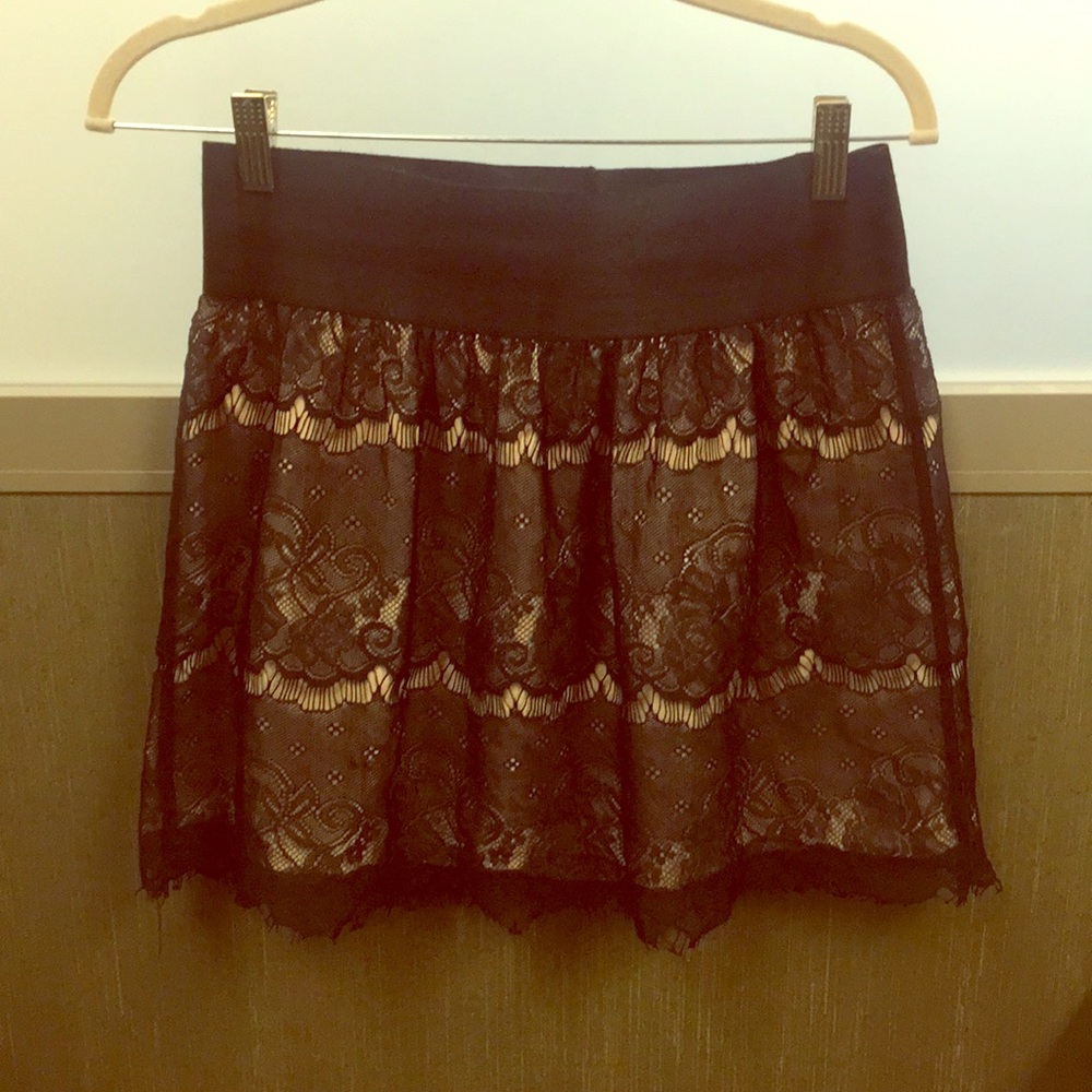 SALE ⬇️ black lace mini, M